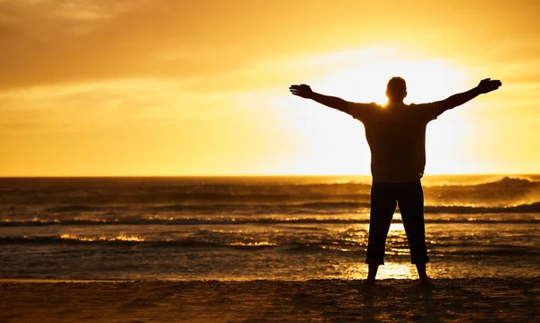Sylwetka Człowieka Widokiem Zachodem Słońca Plażą Ramionami Nad Oceanem Beztroska — Zdjęcie stockowe
