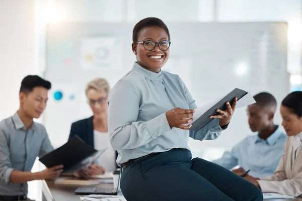 Zwarte Vrouw Leiderschap Zakelijke Bijeenkomst Teamleider Planningsstrategie Met Zakenmensen Beeld — Stockfoto