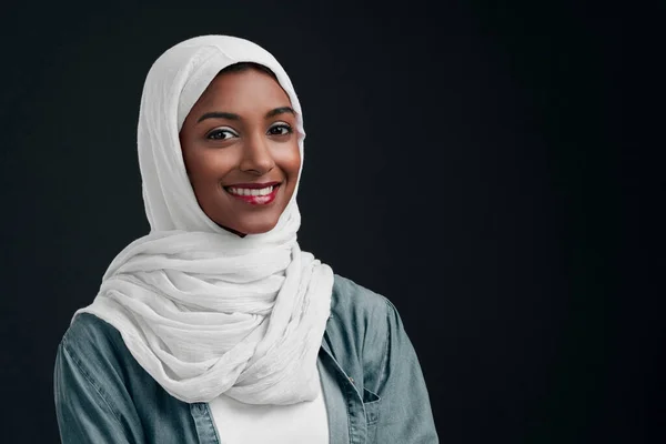 Usar Meu Hijab Brilhar Orgulho Uma Jovem Atraente Vestindo Hijab — Fotografia de Stock