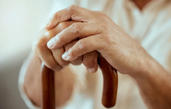 Ręce Starszego Mężczyzny Laska Niepełnosprawność Emerytura Osteoporoza Artretyzm Uraz Drewniana — Zdjęcie stockowe