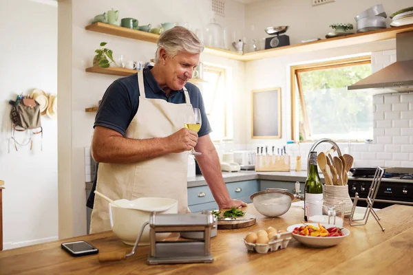 Vinho Cozinha Homem Idoso Cozinha Preparando Uma Refeição Para Jantar — Fotografia de Stock