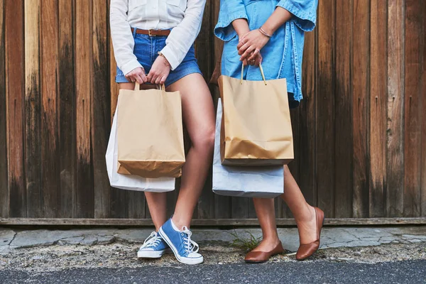 Little Retail Therapy Necessary Two Unrecognizable Girlfriends Standing Together While — Stock Photo, Image