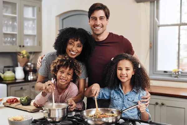 Jantar Estará Pronto Daqui Pouco Uma Família Quatro Cozinhando Juntos — Fotografia de Stock