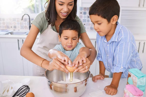 Μαμά Παιδιά Και Κουζίνα Για Ψήσιμο Μαγείρεμα Κέικ Στο Σπίτι — Φωτογραφία Αρχείου