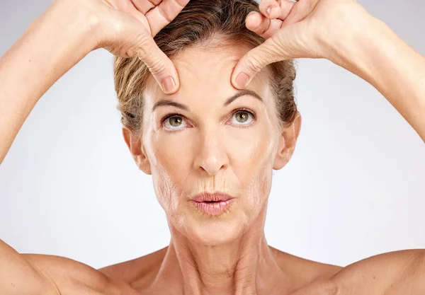 Wanita Senior Potret Kecantikan Dan Wajah Mengangkat Pada Latar Belakang — Stok Foto