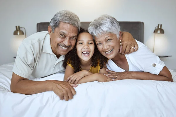 Meisje Grootouders Ontspannen Bed Met Een Glimlach Gelukkig Liefde Met — Stockfoto