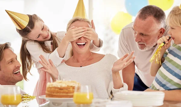 Sorpresa Torta Compleanno Madre Con Famiglia Celebrazione Festa Persone Eccitate — Foto Stock