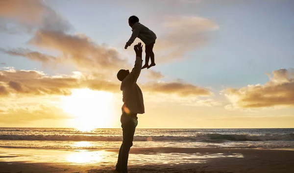 Otec Dítě Vzduch Pro Výtah Pláži Západ Slunce Vlny Obzoru — Stock fotografie