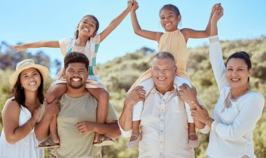 Büyük bir aile, açık havada yaz tatilinde eğlenceli vakit geçirmek için doğada mutlu ve portre gülüşü. Anne, baba ve büyükanne ve büyükbabası birlikte mutlu bir aile tatili geçirdiler..