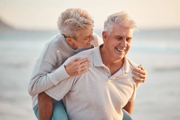 老夫妇 小猪和海滩退休 暑假或阳光假日一起在户外澳大利亚自然 快乐的男人 微笑的女人和年长者在恋爱 浪漫和放松的大海中 — 图库照片