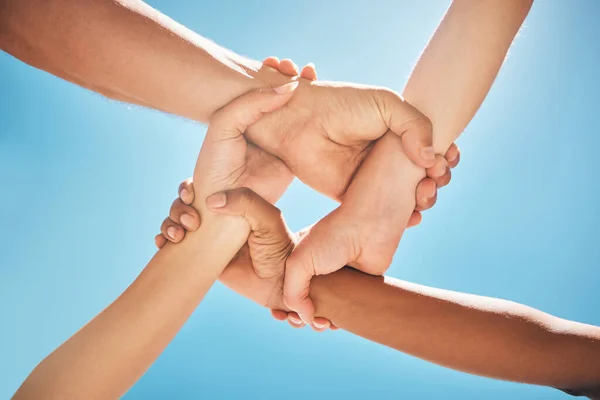 Apoio Comunidade Diversidade Com Mãos Pessoas Contra Céu Azul Para — Fotografia de Stock