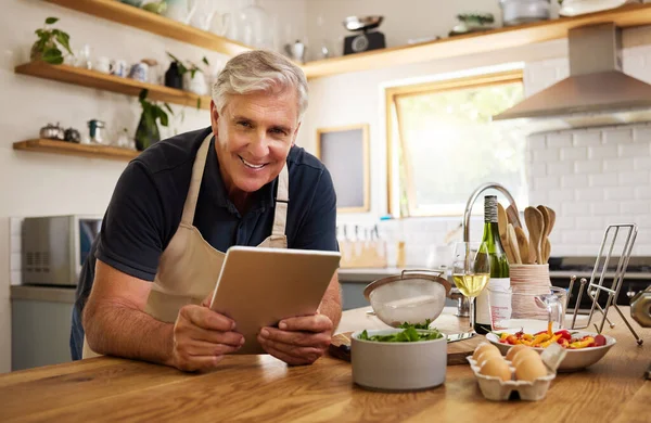 Retrato Homem Sênior Culinária Tablet Uma Pessoa Idosa Uma Cozinha — Fotografia de Stock