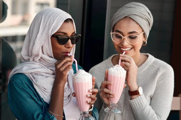 今天是个令人耳目一新的好日子 两个心地善良的年轻女孩穿着头巾 在咖啡店里一起挤奶 — 图库照片