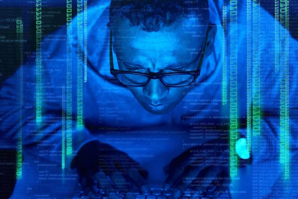 Jest Geniuszem Jeśli Chodzi Cyberprzestępczość Młody Haker Łamie Kod Komputera — Zdjęcie stockowe