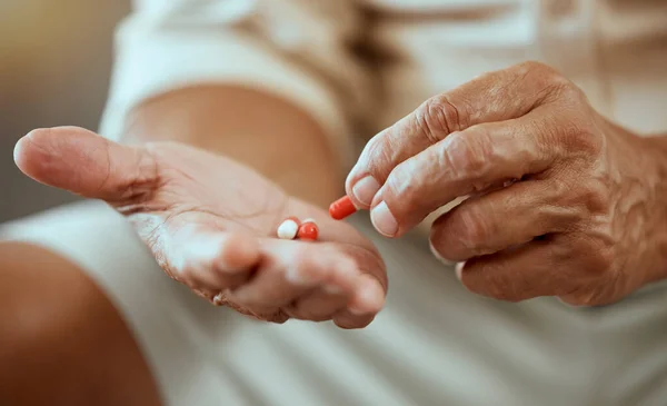 Cuidados Saúde Pílulas Mãos Idosos Com Cápsulas Medicação Tratamento Palma — Fotografia de Stock