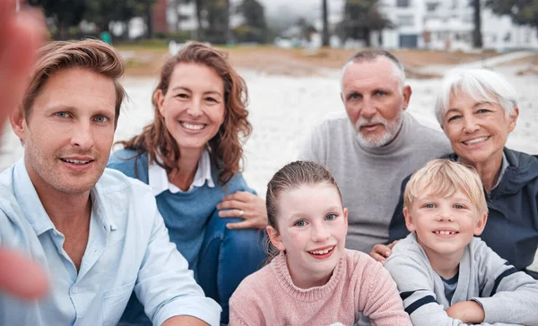 Familj Strand Och Leende För Selfie Tillsammans För Kvalitet Bindningstid — Stockfoto