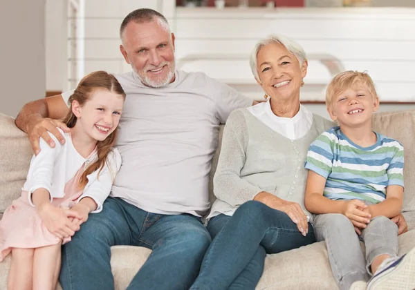 Abuelos Nietos Estar Felices Relajarse Sonreír Juntos Sofá Sala Estar — Foto de Stock