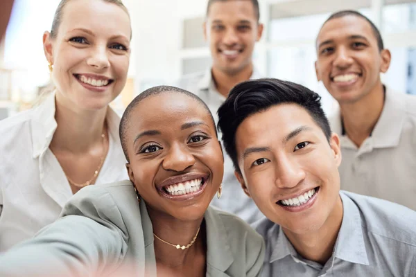 团队合作 自私自利 在行销 数字或团队建设中都有形象的微笑 在工作 办公室或工作场所的团体 多样性和朋友 用于广告 互联网或网络 — 图库照片