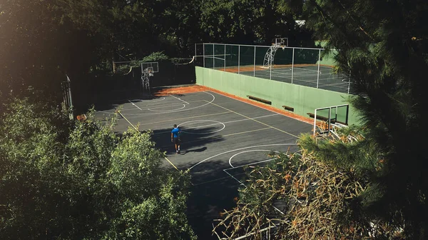 Drone Vista Aerea Del Campo Basket Giocatore Basket Uomo Preparazione — Foto Stock