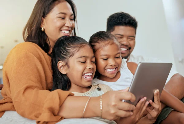 Cyfrowe Tablety Dla Dzieci Rodzice Rodzinne Gry Technologiczne Pobierz Filmy — Zdjęcie stockowe