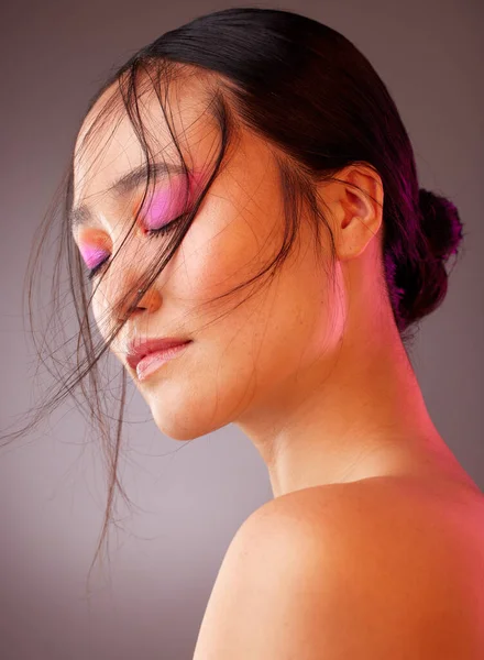 霓虹灯的化妆 创意和一个女人的脸与灰色工作室的背景 美容美发 美容美发 美容美发 美容美发 美容美发的亚洲化妆品模特 — 图库照片