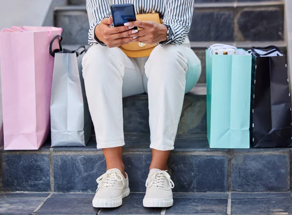 Alışveriş Telefon Perakende Kadın Merdivenlerde Internetten Hediyeler Seçimler Alışverişlerle Rahatlıyor — Stok fotoğraf