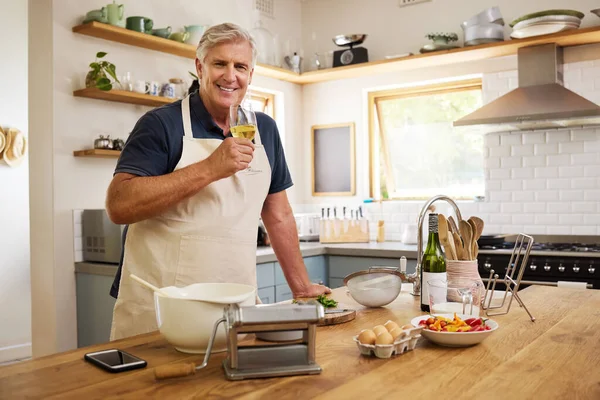 Anciano Bebiendo Vino Mientras Cocina Cocina Para Una Cita Cena — Foto de Stock