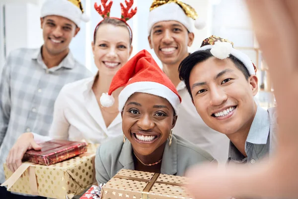 Selfie Karácsony Alkalmazottak Ajándékkal Egy Partin Ünneplés Mosoly Irodában Együtt — Stock Fotó
