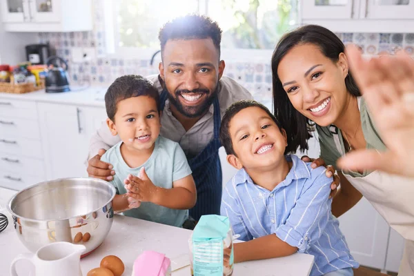 黑人家庭 做饭和家庭厨房的妈妈自私自利 父亲和孩子们带着幸福的笑容 父亲和孩子们在家里学习与食物粘合在一起的烹调的肖像和真实时刻 — 图库照片
