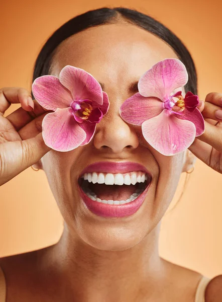 Cilt Bakımı Güzellik Çiçeklerle Kaplıca Sağlık Güzellik Ürünleri Doğal Kozmetik — Stok fotoğraf
