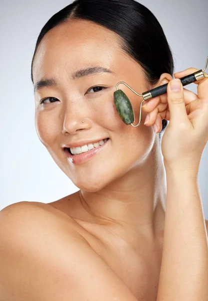 Aziatische Vrouw Cosmetica Gezicht Roller Voor Wellness Huidverzorging Glad Gezicht — Stockfoto