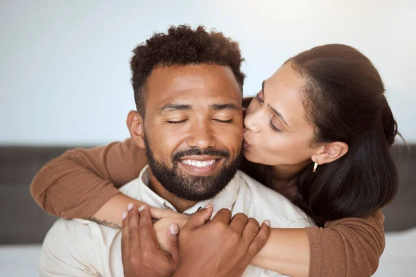 Amor Casal Negro Beijo Com Abraço Ser Feliz Abraçar Juntos — Fotografia de Stock