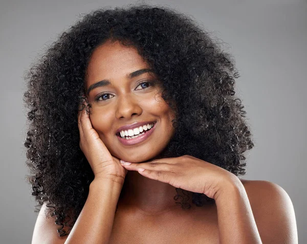 Siyahi Kadın Afro Güzellik Tebessüm Cilt Bakımına Kozmetik Ürünlerine Gri — Stok fotoğraf