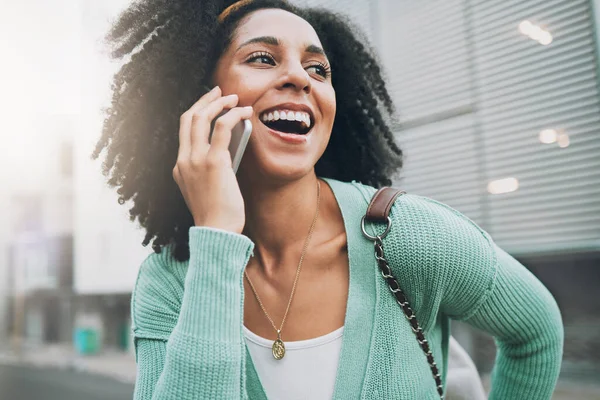 Happy Telefoon Zwarte Vrouw Een Straat Glimlachen Praten Tijdens Het — Stockfoto