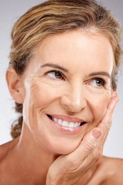 Senior Vrouw Schoonheid Huidverzorging Met Glimlach Voor Gezichtscosmetica Make Behandeling — Stockfoto