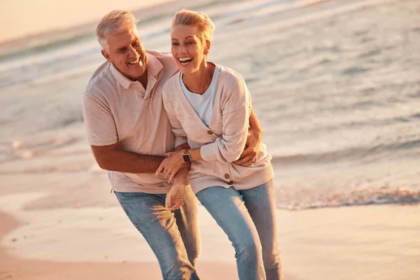 Par Pensionering Och Resa Till Stranden Kram Och Kärlek Kul — Stockfoto