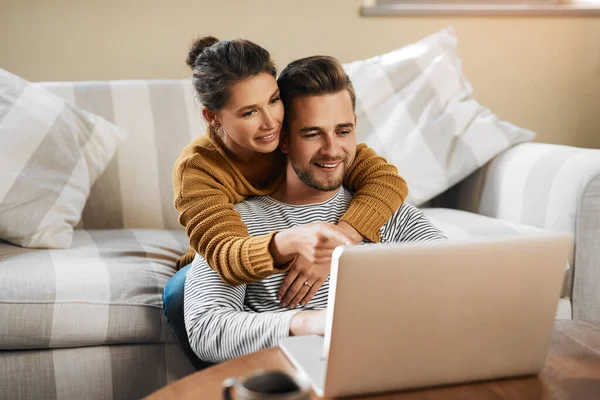 Tanto Por Onde Escolher Jovem Casal Usando Laptop Enquanto Relaxa — Fotografia de Stock