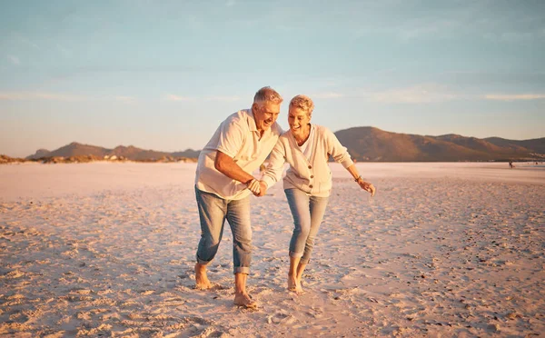 退休了 老夫妇和爱在海滩上 沙滩和散步快乐 微笑和放松在一起 成熟的男人和老年女人在海滨度假 度假和谈情说爱 — 图库照片