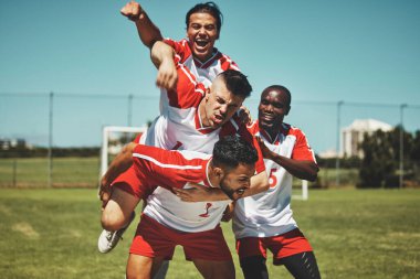 Futbolcu, futbol ve futbol sahası, kazanan ve takım, çeşitlilik ve golü kutlamak, sporcu mutlu ve spor kazanıyor. Spor, spor ve genç erkekler kutlama, açık hava oyunu ve takım ruhu, sırt sırta.