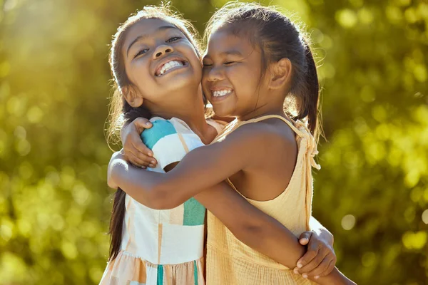 Діти Діти Зовнішні Обійми Дівчини Щастям Природі Портрет Щасливої Посмішки — стокове фото