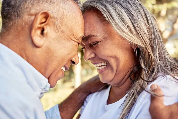 Miłość Para Seniorów Uśmiech Szczęśliwe Wiążące Kochające Rocznicę Małżeństwo Odkryty — Zdjęcie stockowe