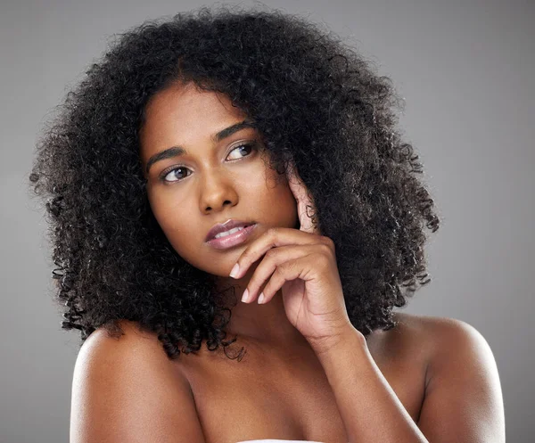 美和想法与模型黑人妇女思考皮肤护理在工作室灰色背景 思维和自然的头发 有迷人的年轻女性打扮成健康或健康的样子 — 图库照片