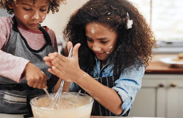 还有比吃饼干更好的宠坏妈妈的方法吗 在家里厨房里烘烤的小男孩和小女孩 — 图库照片