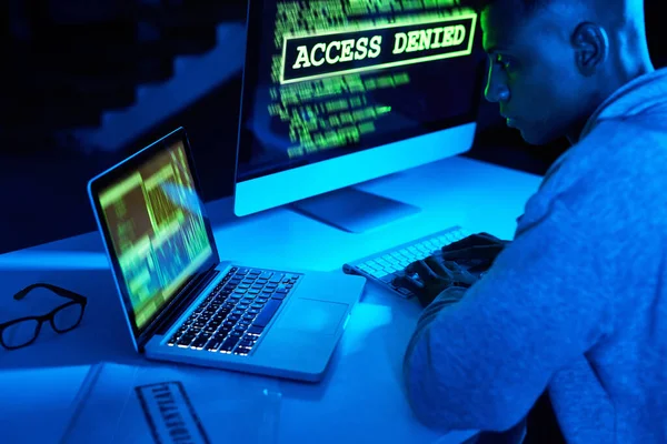 Скоро Расколется Молодой Хакер Взломал Компьютерный Код Темноте — стоковое фото