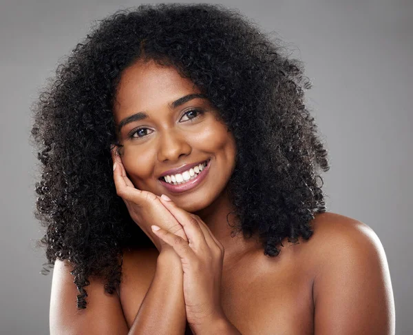 Mujer Negra Belleza Mano Sobre Cara Retrato Aislado Sobre Fondo — Foto de Stock