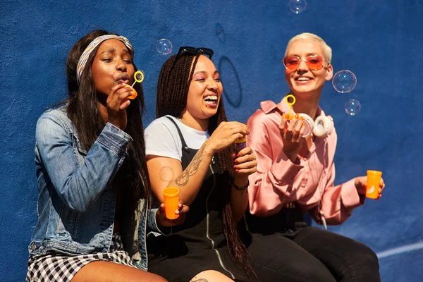Blasen Blasen Überall Drei Attraktive Junge Frauen Die Zusammen Vor — Stockfoto