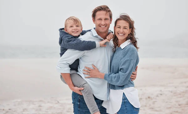 Rodina Pláž Prasátko Zpět Pro Dítě Portrét Šťastný Úsměv Dovolenou — Stock fotografie