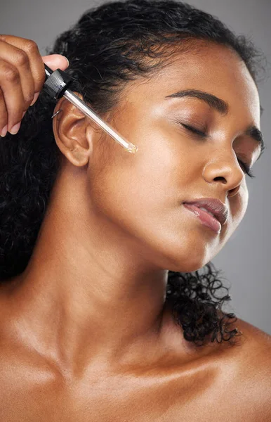 Schönheit Feuchtigkeitsspendendes Serum Und Pflegeöl Für Die Gesundheit Schwarzer Frauen — Stockfoto