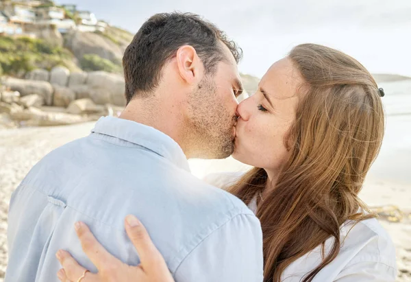 Glücklich Küssend Und Paar Strand Mit Liebe Von Verlobungsankündigung Oder — Stockfoto