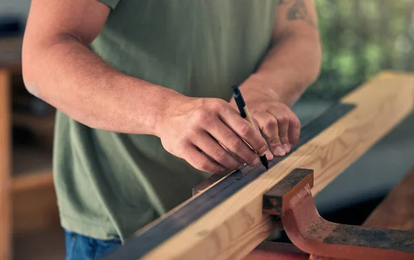 Człowiek Cieśla Pomiaru Drewna Budowy Projektu Budowlanego Profesjonalnej Renowacji Domu — Zdjęcie stockowe